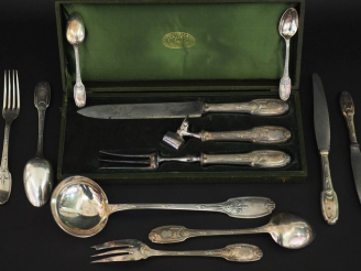 Vente aux enchères CHRISTOFLE   Cie Partie de ménagère en métal argenté, modèle Delafosse