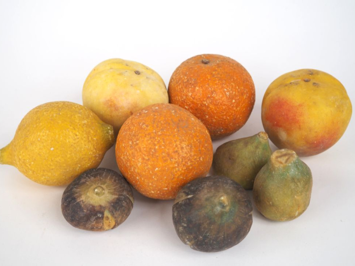 9 fruits en trompe l'œil fin XIXème en pierre polychrome.