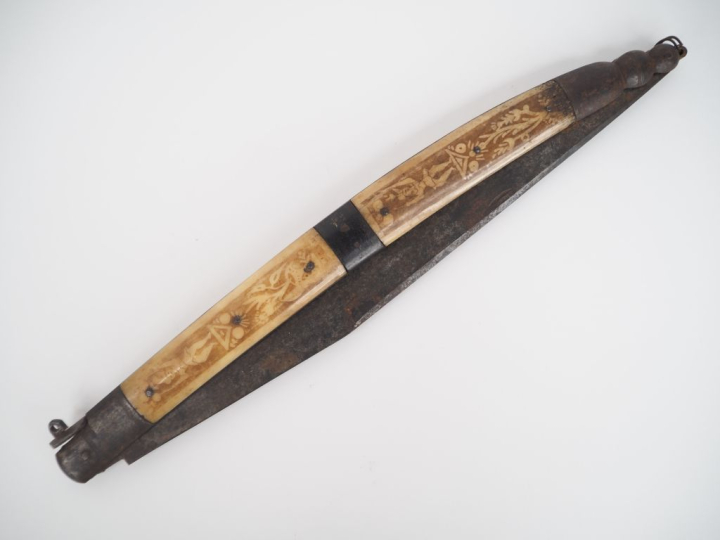 Couteau Navaja en métal et corne gravée à décor de personnage. Dim. fe