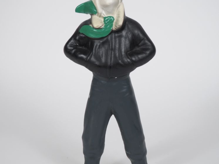 Sujet en plâtre polychrome "le pilote". H. 32 cm