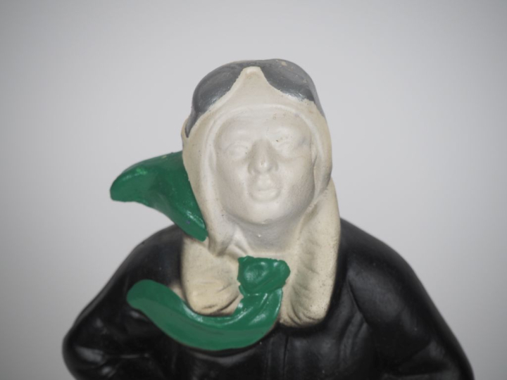 Sujet en plâtre polychrome "le pilote". H. 32 cm