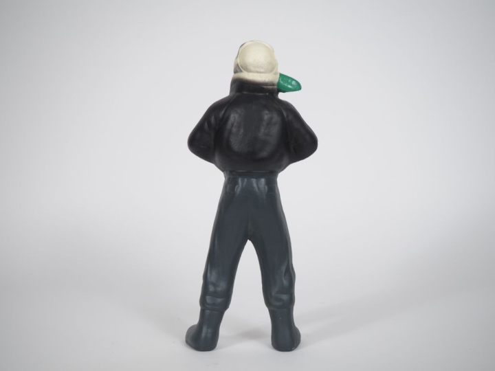 Sujet en plâtre polychrome "le pilote". H. 32 cm