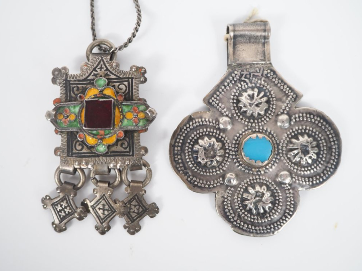 Pendentif talisman Afrique du Nord en argent, à décor en son centre de