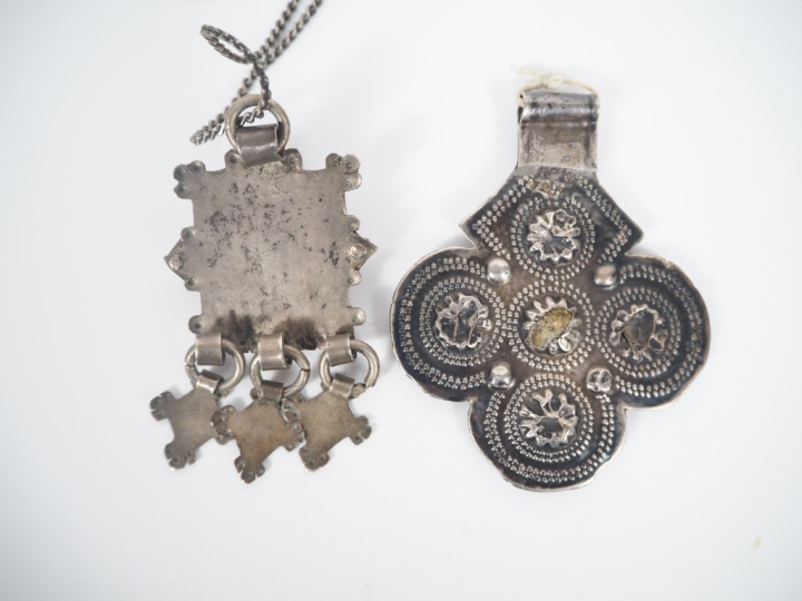 Pendentif talisman Afrique du Nord en argent, à décor en son centre de