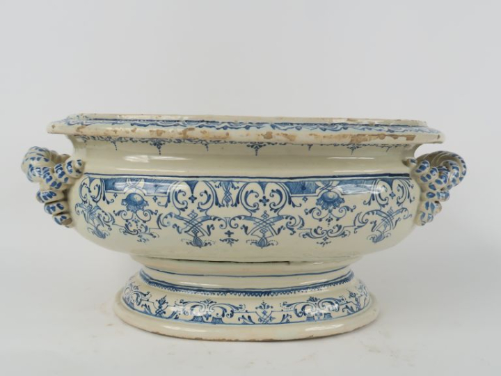 Jardinière XVIIIème en faïence du midi à décor en camaïeu de bleu de l