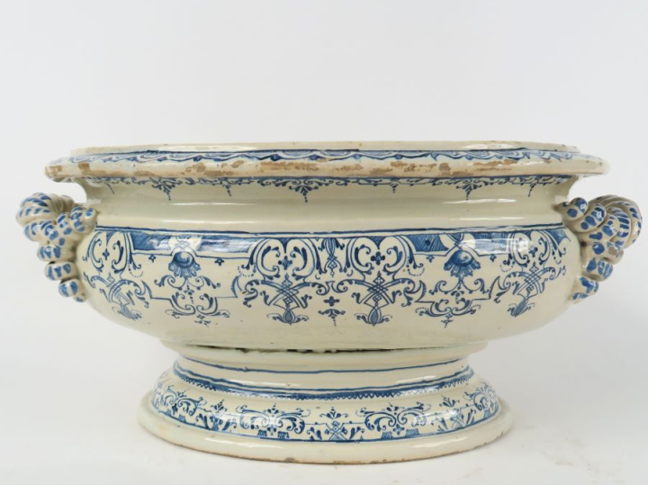 Jardinière XVIIIème en faïence du midi à décor en camaïeu de bleu de l