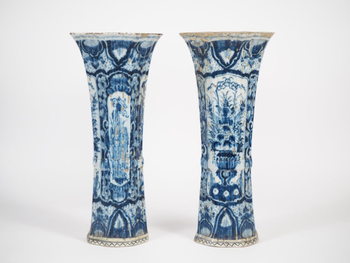 Paire de grands vases cornet XVIIème en faïence de Delft, décor en cam