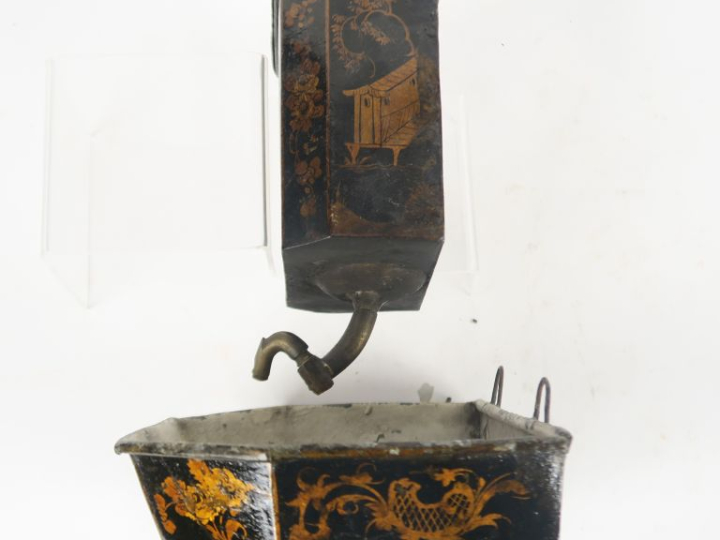 Petite fontaine XIXème en tôle laquée à décor de personnages asiatique