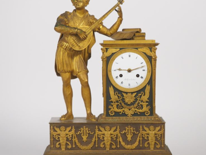 Pendule Restauration "au troubadour" en bronze ciselé, doré et patiné 