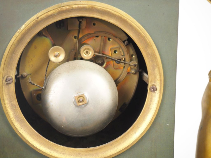 Pendule Restauration "au troubadour" en bronze ciselé, doré et patiné 