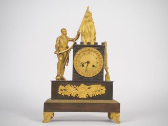 Vente aux enchères Pendule Restauration "au combattant de Missolonghi" en bronze doré et 