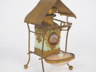 Vente aux enchères Flacon Restauration en opaline verte, monture en laiton doré et nacre,