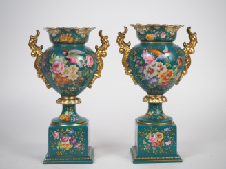Vente aux enchères Paire de vases à anses Restauration en porcelaine de Paris à décor de 