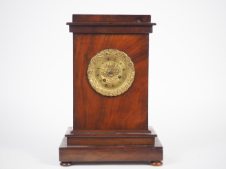 Vente aux enchères Pendule borne Restauration en acajou et placage d'acajou flammé et bro