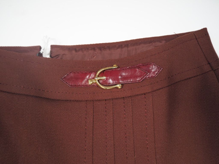 CELINE, Paris Jupe plissé lie-de-vin en laine (100%).  La ceinture agr