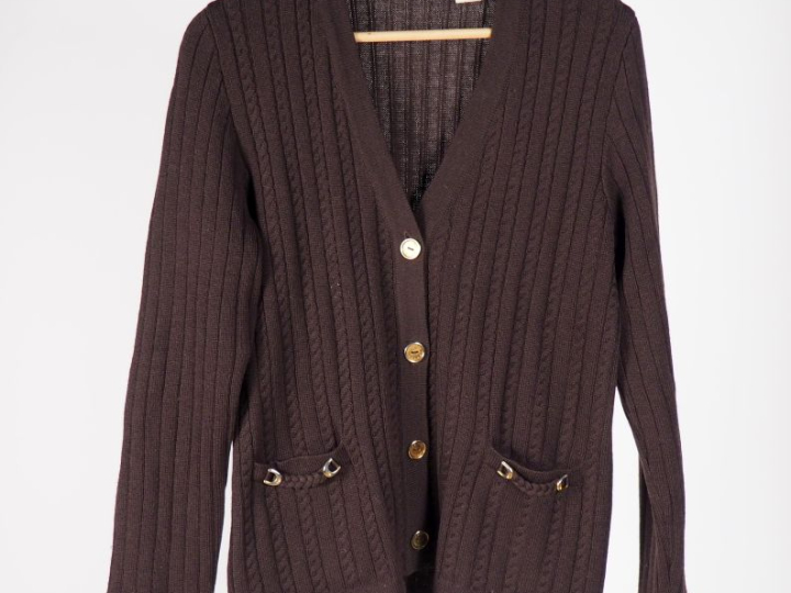 CELINE, Paris Pull à encolure "V" en laine de couleur marron.  Ouvertu