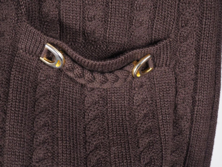 CELINE, Paris Pull à encolure "V" en laine de couleur marron.  Ouvertu