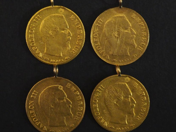 Ensemble comprenant quatre différents pendentifs en or jaune 750, sert