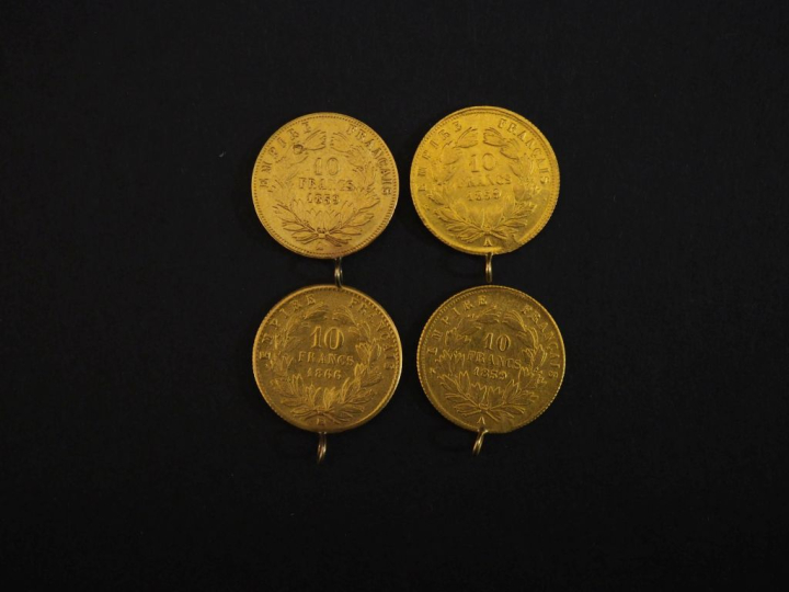 Ensemble comprenant quatre différents pendentifs en or jaune 750, sert