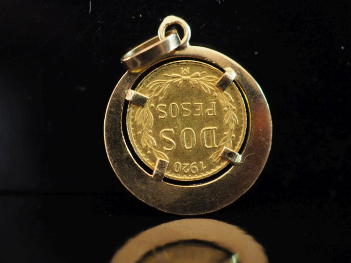 Pendentif en or jaune 750, serti en son centre d'une pièce de deux pes