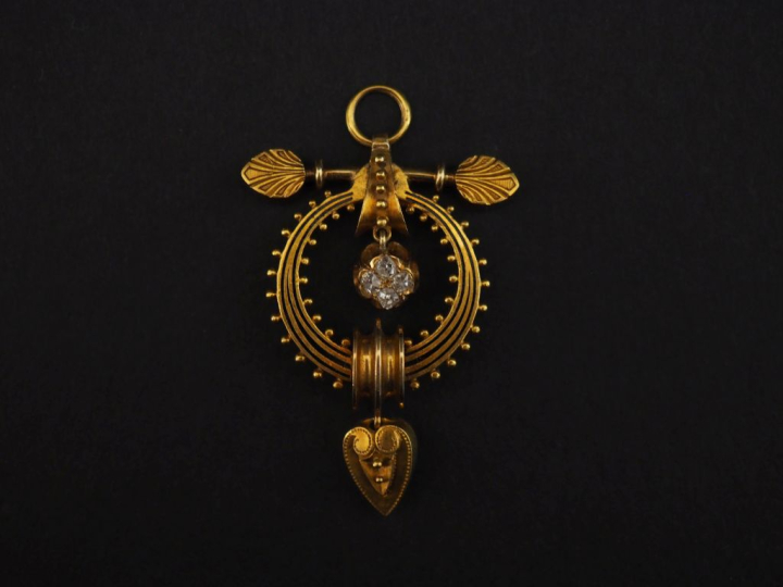 Pendentif en or jaune 750, à décor de palmettes, de fleur sertie de pe