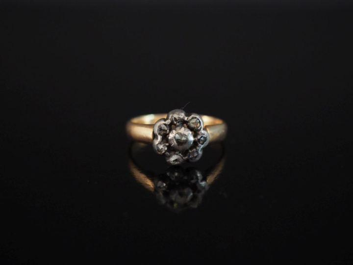 Bague ancienne de forme marguerite en or jaune 750 et argent, sertie d