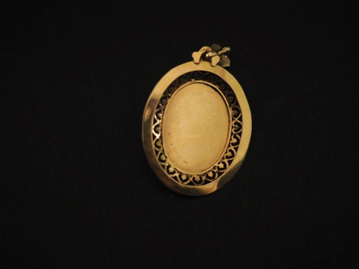 Pendentif de forme ovale en or jaune 750, à décor ajouré sur le pourto