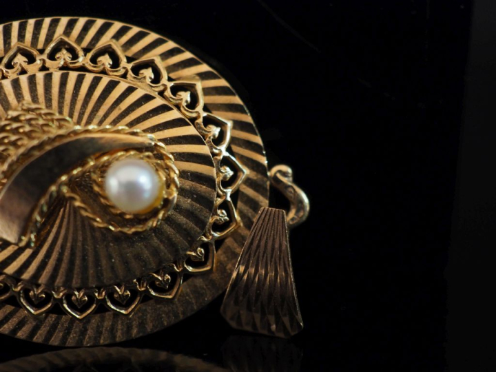Pendentif de forme ovale en or jaune 750, à décor ajouré sur le pourto