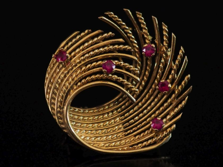 Broche de forme stylisée en or jaune 750, sertie de cinq pierres roses