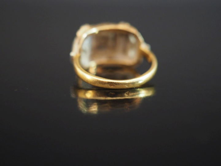 Petite bague tank de style Art déco deux tons d'or 750, sertie en son 