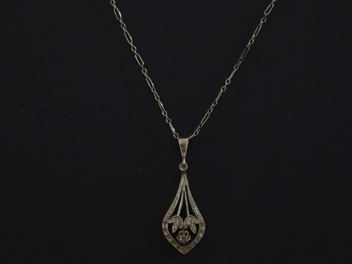 Pendentif et sa chaine en or blanc 750, le pendentif en forme de goutt