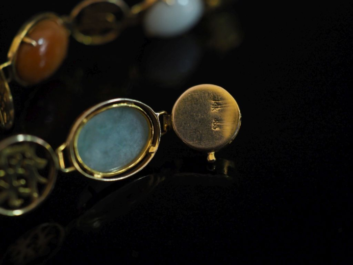 Bracelet articulé en or jaune 375, composé de maillons sertis de pierr
