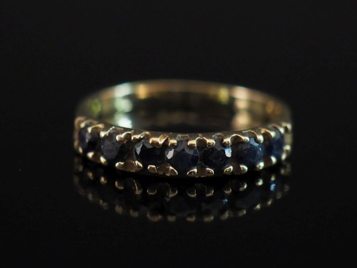 Petite bague jonc en or jaune 375, sertie d'une ligne de sept pierres 