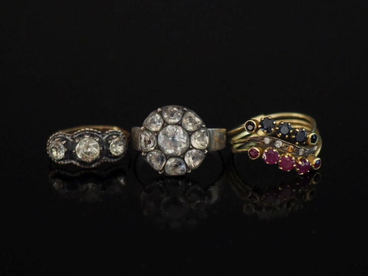 Ensemble comprenant :  - une bague jarretière en or jaune 750 et argen