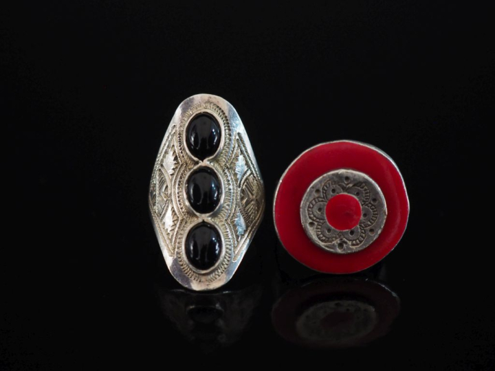 Ensemble comprenant :  - une bague ronde de style Afrique du Nord en a