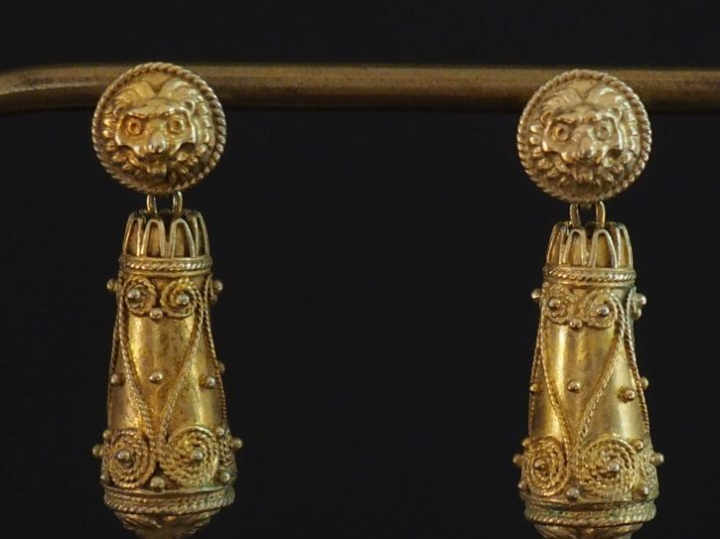 Paire de pendants d'oreilles en argent 925, à décor de masque d’où déc