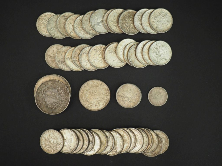 Ensemble comprenant :  - trois pièces de 50 Francs en argent1977 et 19