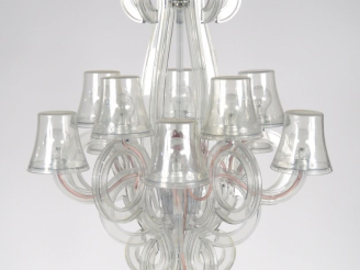 Vente aux enchères P. STARCK.  Lustre contemporain en plexi glass, à décor de consoles et