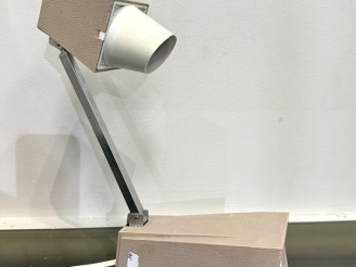 Vente aux enchères Lampe veilleuse 1960 en métal chromé et plastique gris. Bras articulé.