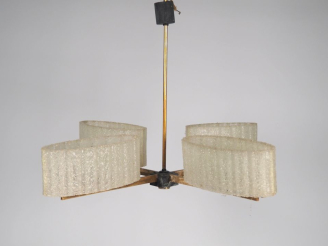 Vente aux enchères Suspension 1960 en laiton et verre granuleux, éclairant à quatre lumiè