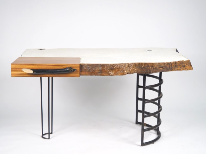 Bureau plat de créateur en bois massif laqué et bois plaqué, piétement