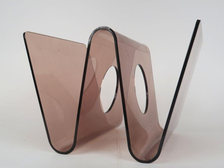 Porte revues en plexi glass fumé. Dim. 28 x 38 x 32 cm