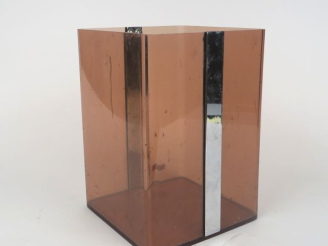 Vente aux enchères Poubelle en plexi glass fumé et métal.  Dim. 31 x 21 x 22 cm