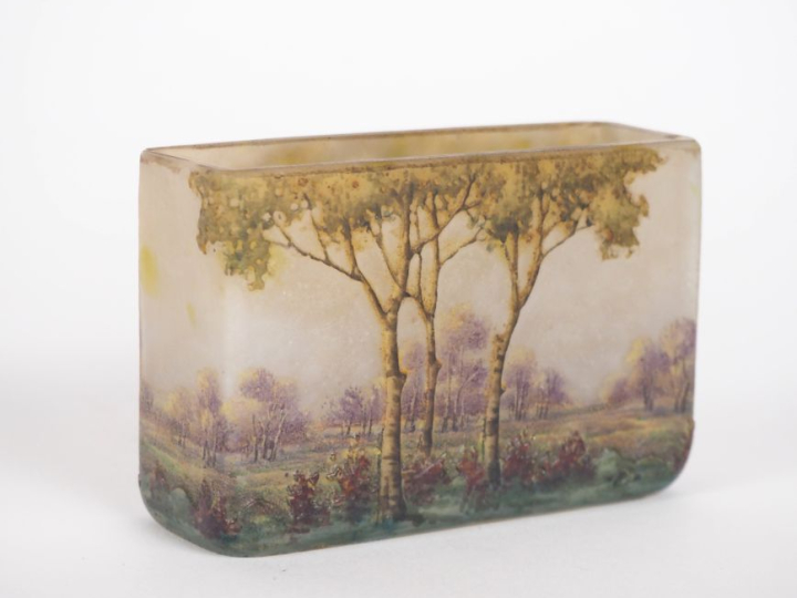 DAUM Nancy.  Vase rectangulaire en verre à décor polychrome gravé en c