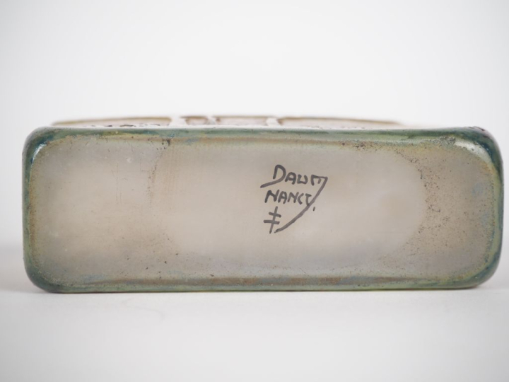 DAUM Nancy.  Vase rectangulaire en verre à décor polychrome gravé en c