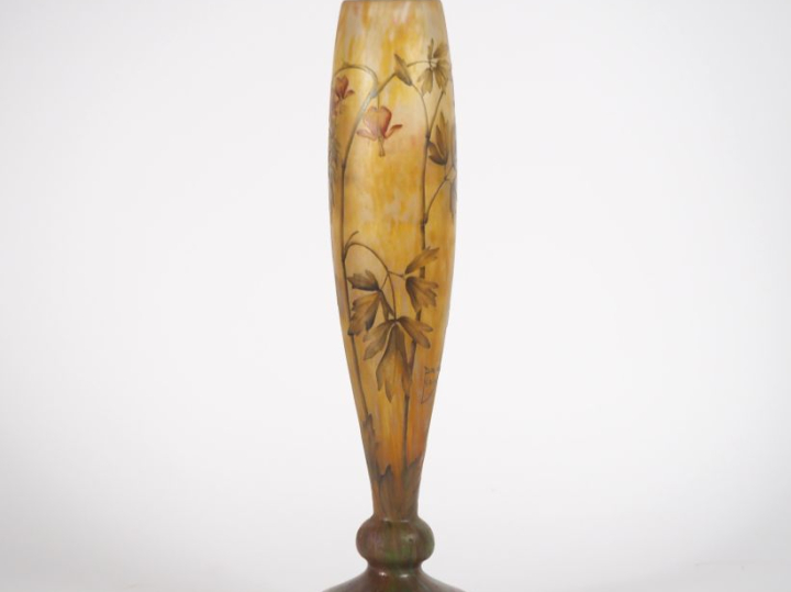 DAUM Nancy.  Grand vase balustre en verre à décor polychrome et émaill