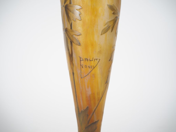 DAUM Nancy.  Grand vase balustre en verre à décor polychrome et émaill