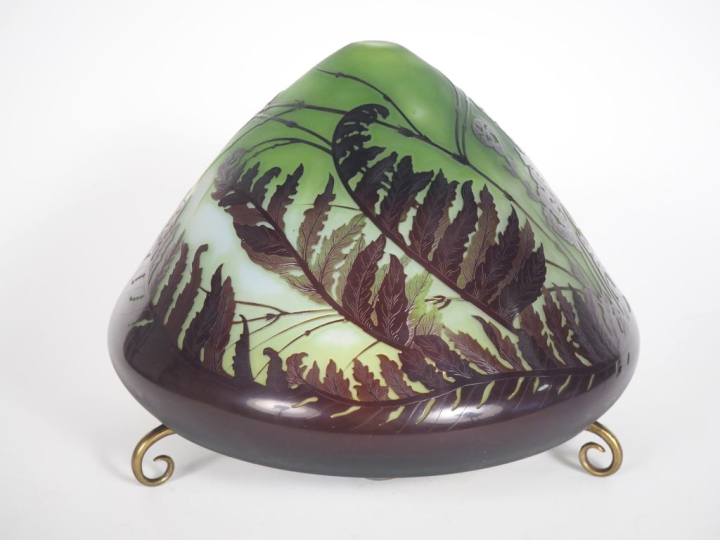 GALLE.  Grand abat jour de lampe en verre à décor gravé en camée et à 