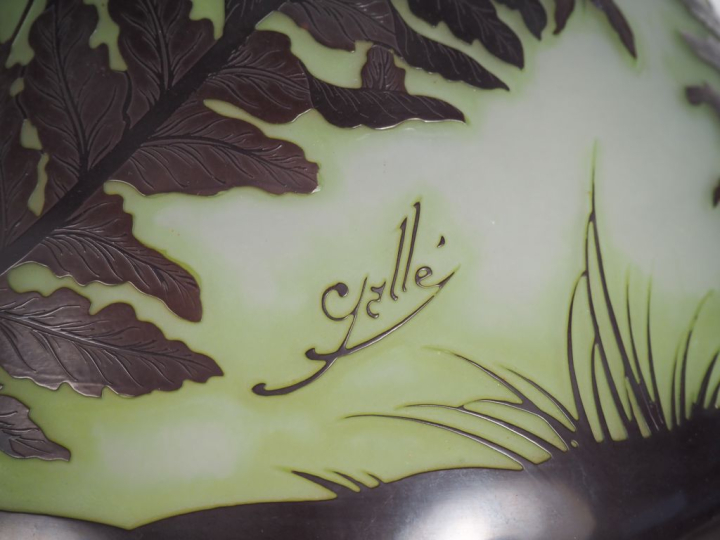 GALLE.  Grand abat jour de lampe en verre à décor gravé en camée et à 