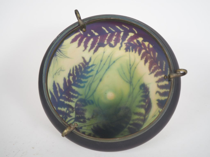 GALLE.  Grand abat jour de lampe en verre à décor gravé en camée et à 